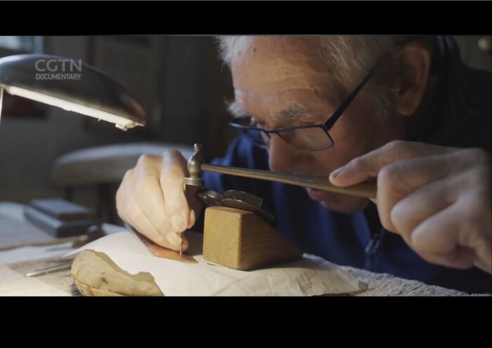 Paul Holdway, Collections Committee. Former Head engraver at Spode Kath Holdway Collections Committee. CGTN image